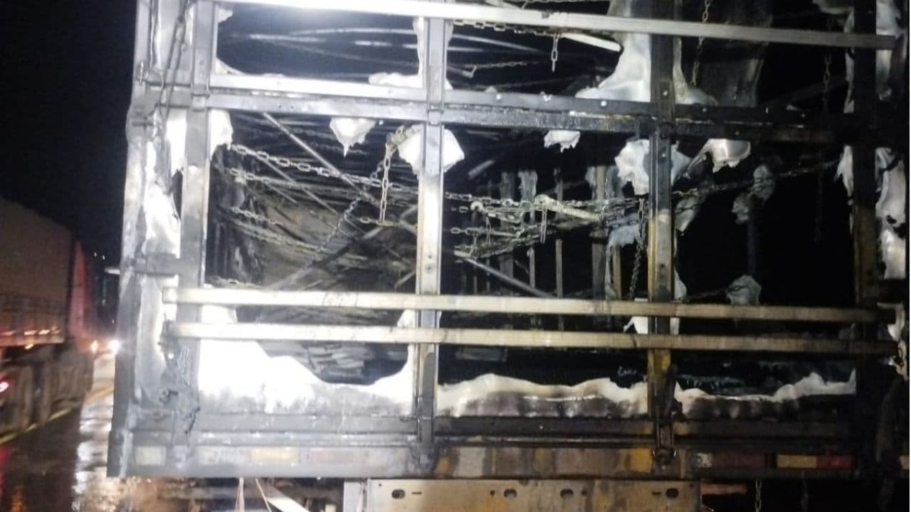 Bombeiros controlam incêndio em caminhão na rodovia PR-466, em Guarapuava