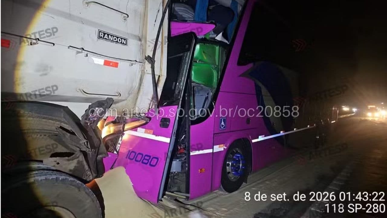 Motorista de Ponta Grossa fica ferido em acidente entre ônibus e carreta em SP