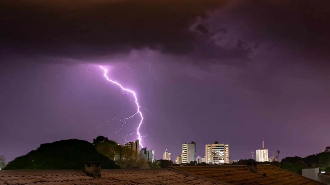 Paraná registra mais de 67 mil raios nuvem-solo em dois dias