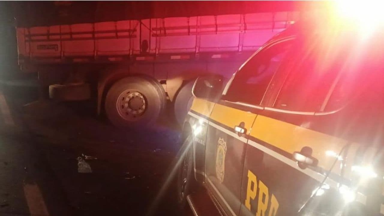 Motociclista morre após acidente com caminhão na BR-153; caminhoneiro é detido
