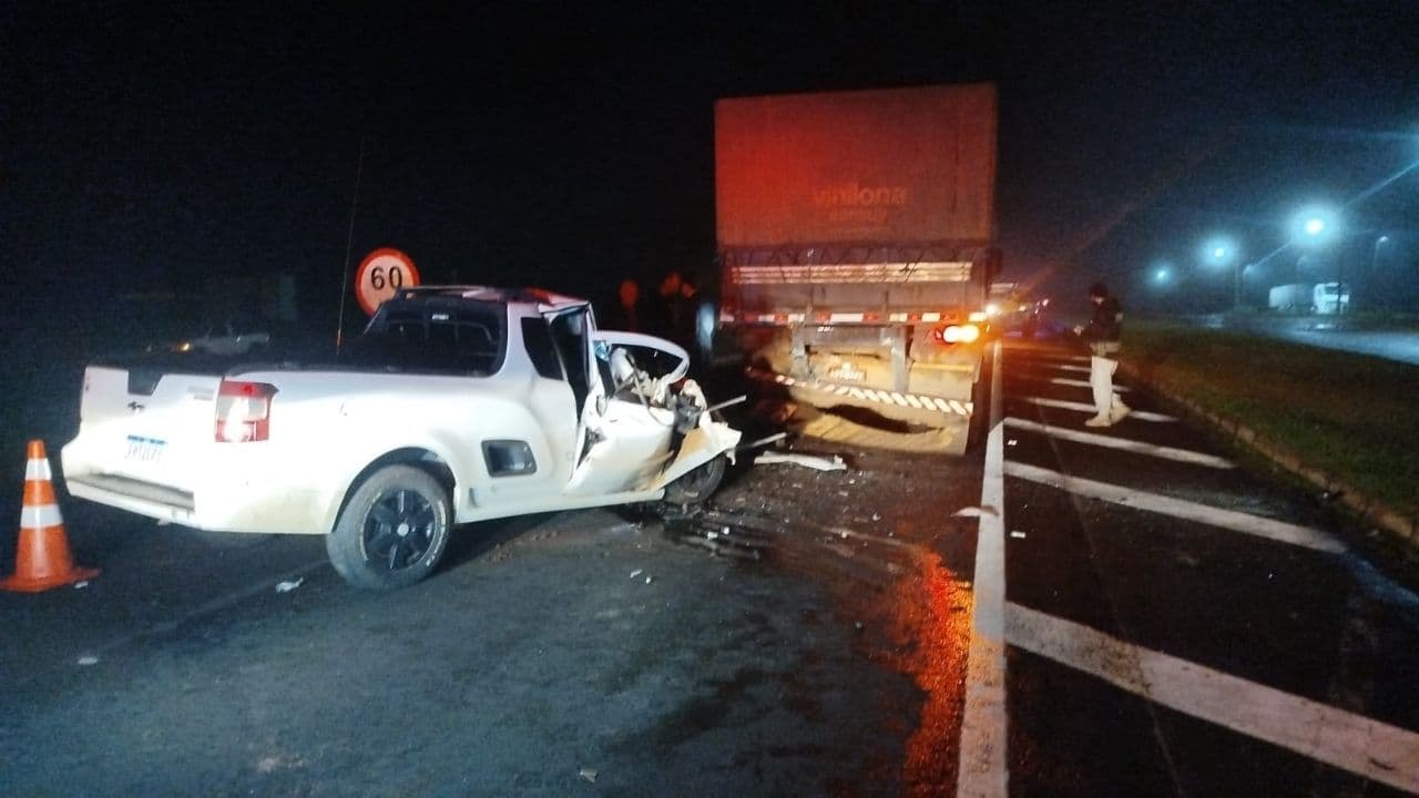 Jovem fica ferido ao colidir carro na traseira de caminhão na BR-376