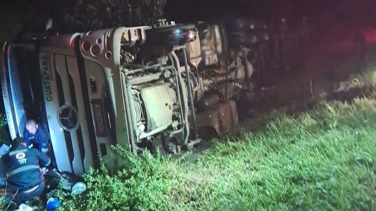 Caminhão tomba na PR-090 em Piraí do Sul e motorista fica ferido