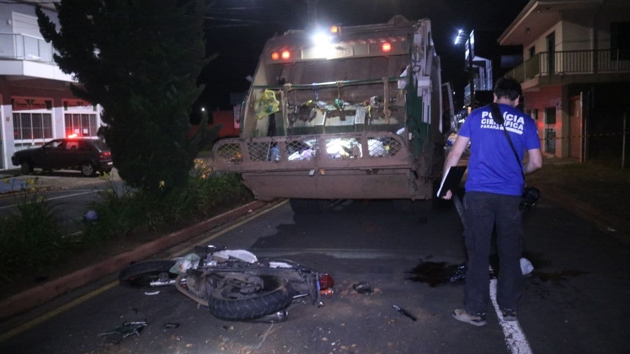 Câmera flagra acidente entre moto e caminhão de lixo que matou jovem em Carambeí