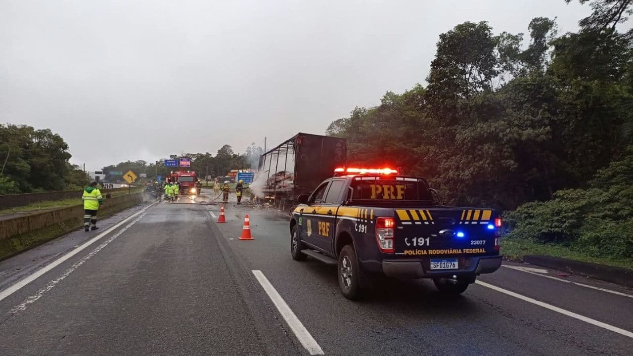 Caminhão carregado com conhaque pega fogo na BR-376 em Guaratuba