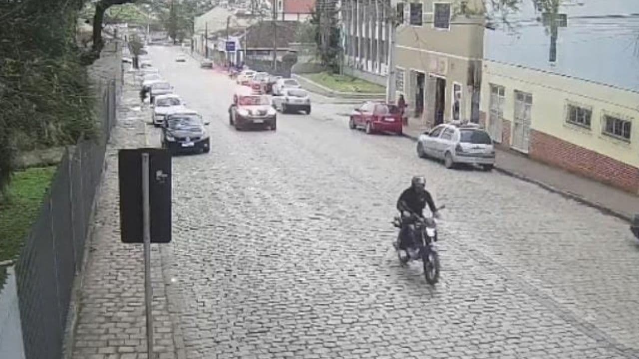 Homem tenta fugir da PCPR com motocicleta adulterada em Castro e acaba preso