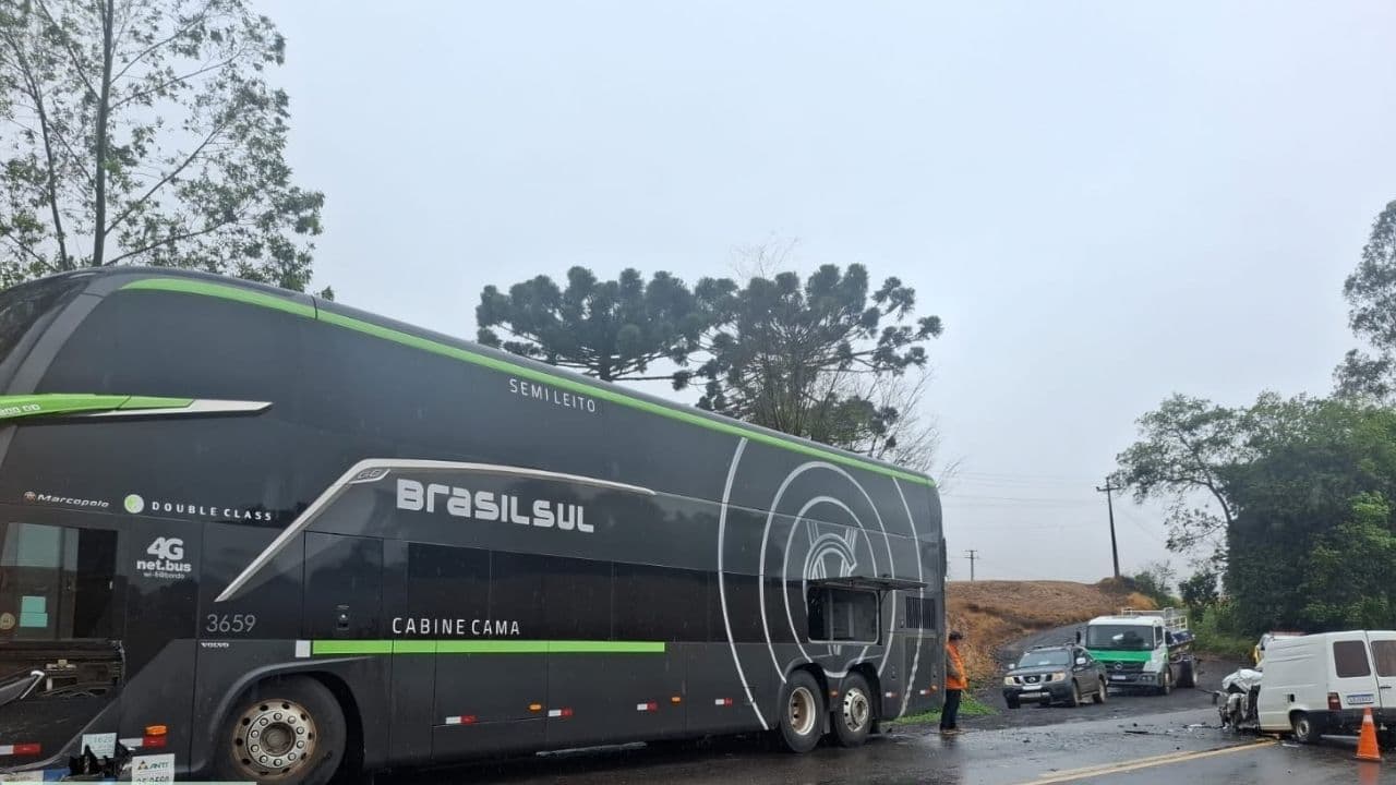 Colisão entre ônibus e Fiorino deixa motorista ferido na PRC-466