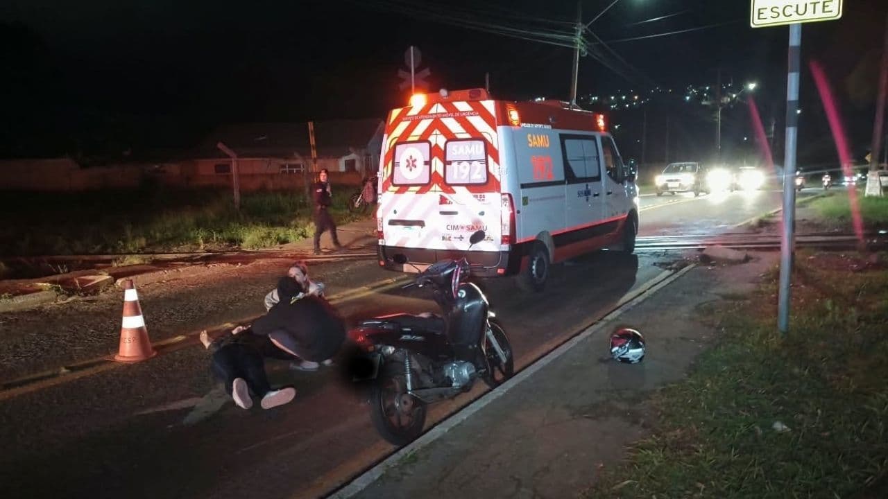 Motociclista cai após passar por buraco em Ponta Grossa