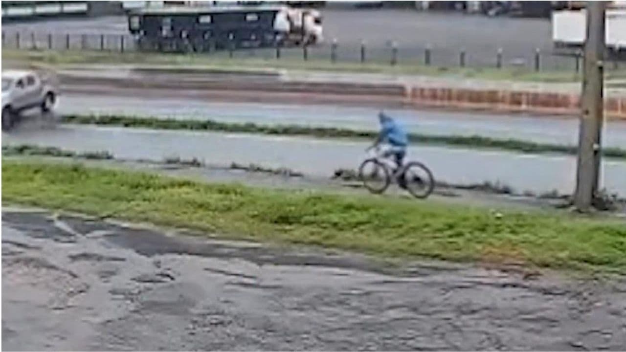 Ciclista salta da bicicleta antes de caminhonete capotar na BR-163