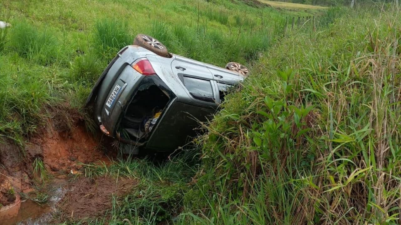 Mulher morre e homem fica ferido após capotamento na PR-438 em Ponta Grossa