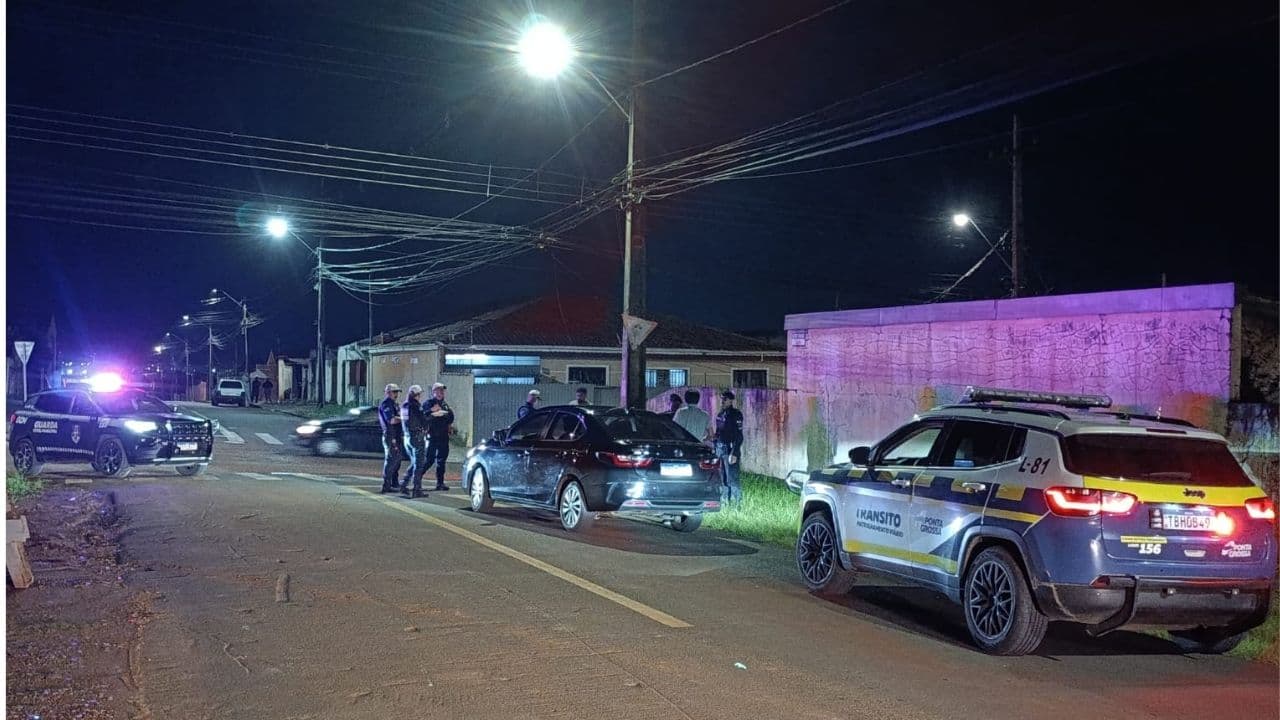 Motorista bate em carro parado, tenta sair do local e bafômetro aponta 0,99 mg/L em PG