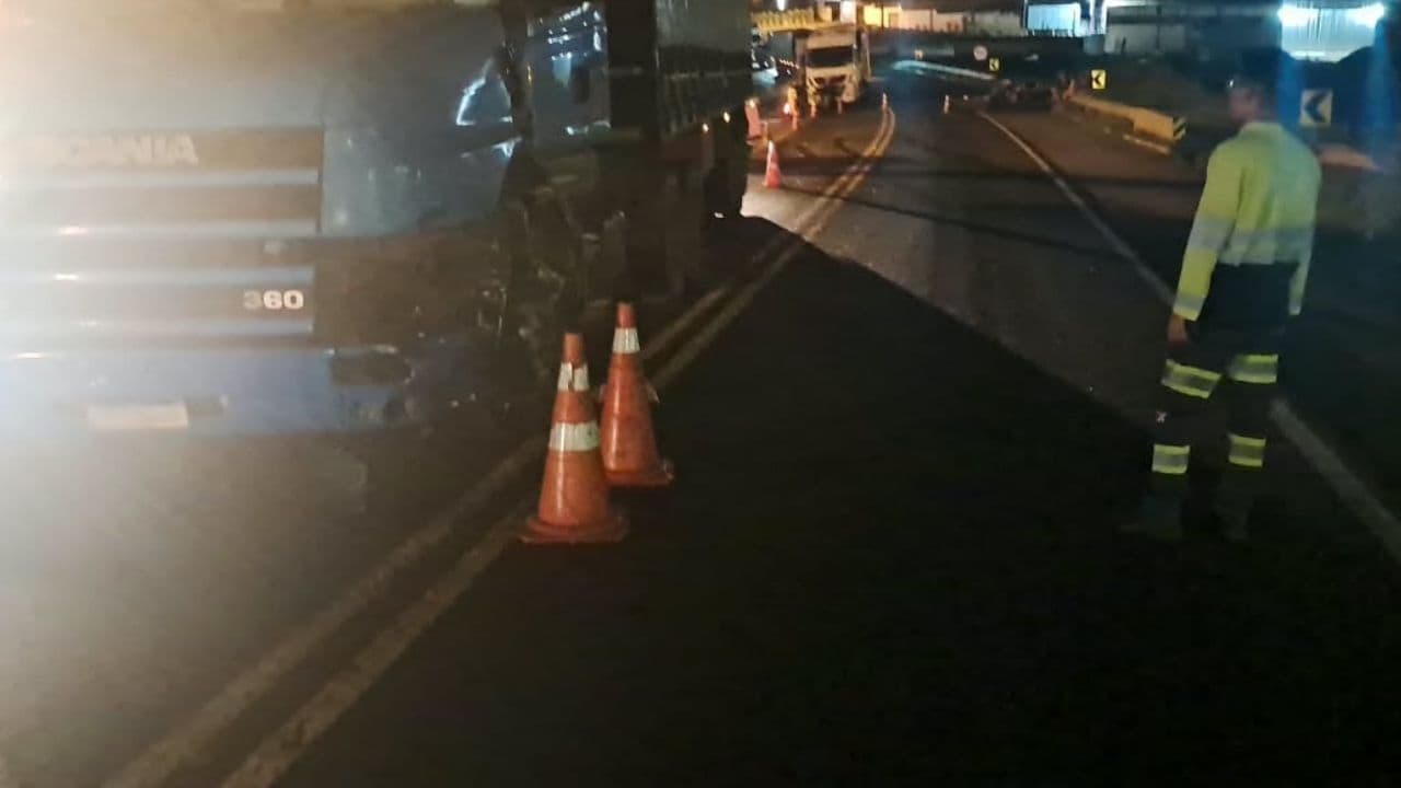 Carro de Ventania e caminhão de Ponta Grossa se envolvem em acidente na PR-151