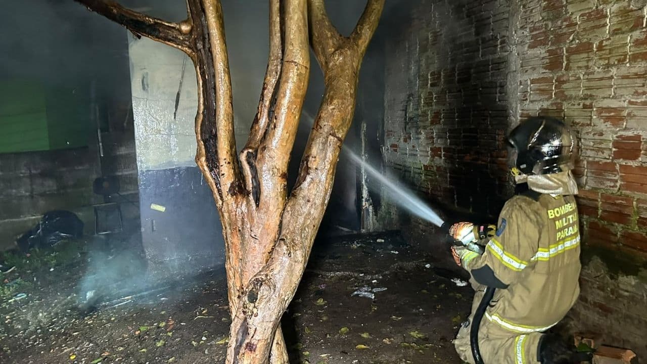 Homem dorme com vela acesa e tem casa destruída por incêndio em PG