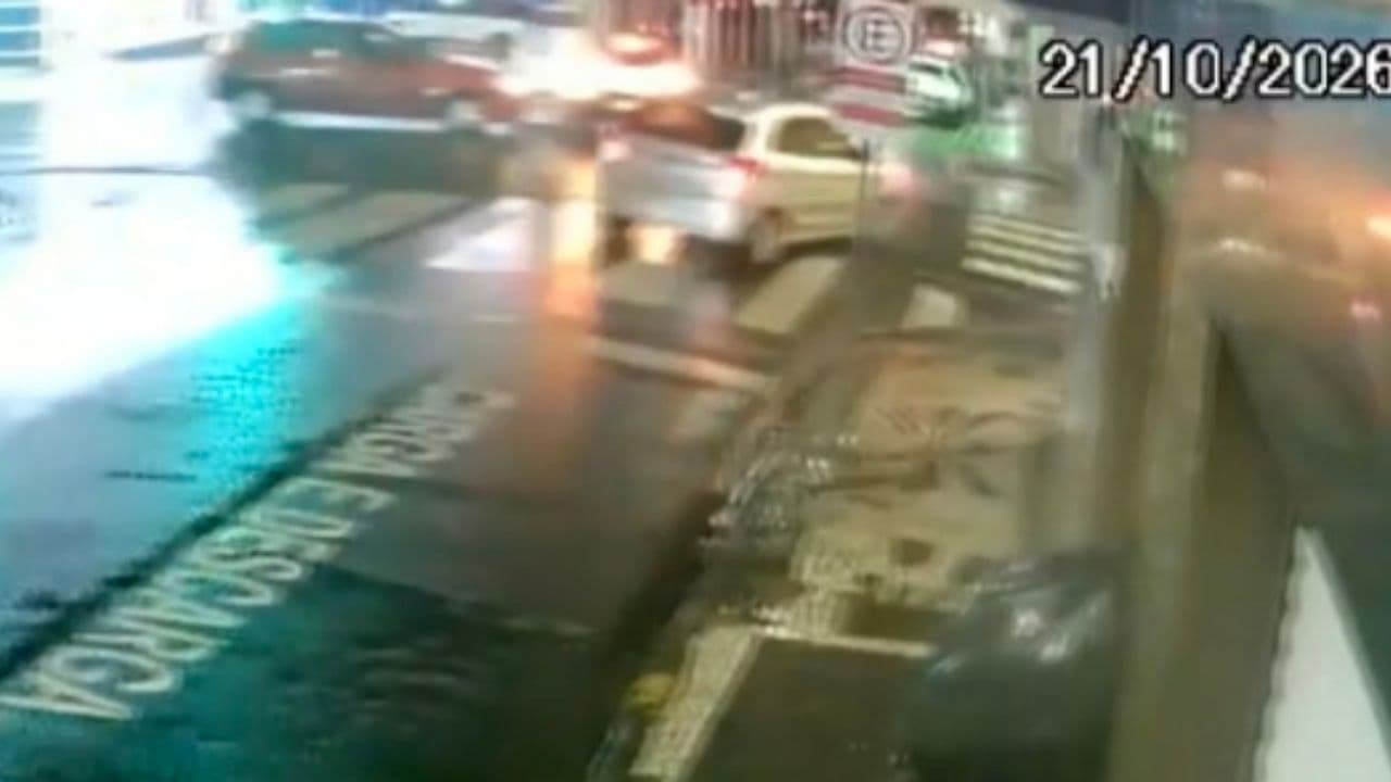 Câmera flagra carro rodopiando após acidente no Centro de Ponta Grossa