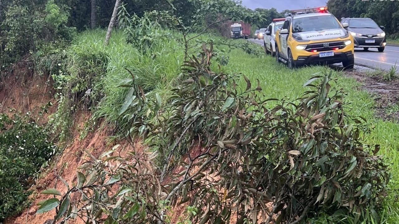 Deslizamento provoca interdição na PR-239 entre Telêmaco Borba e Harmonia