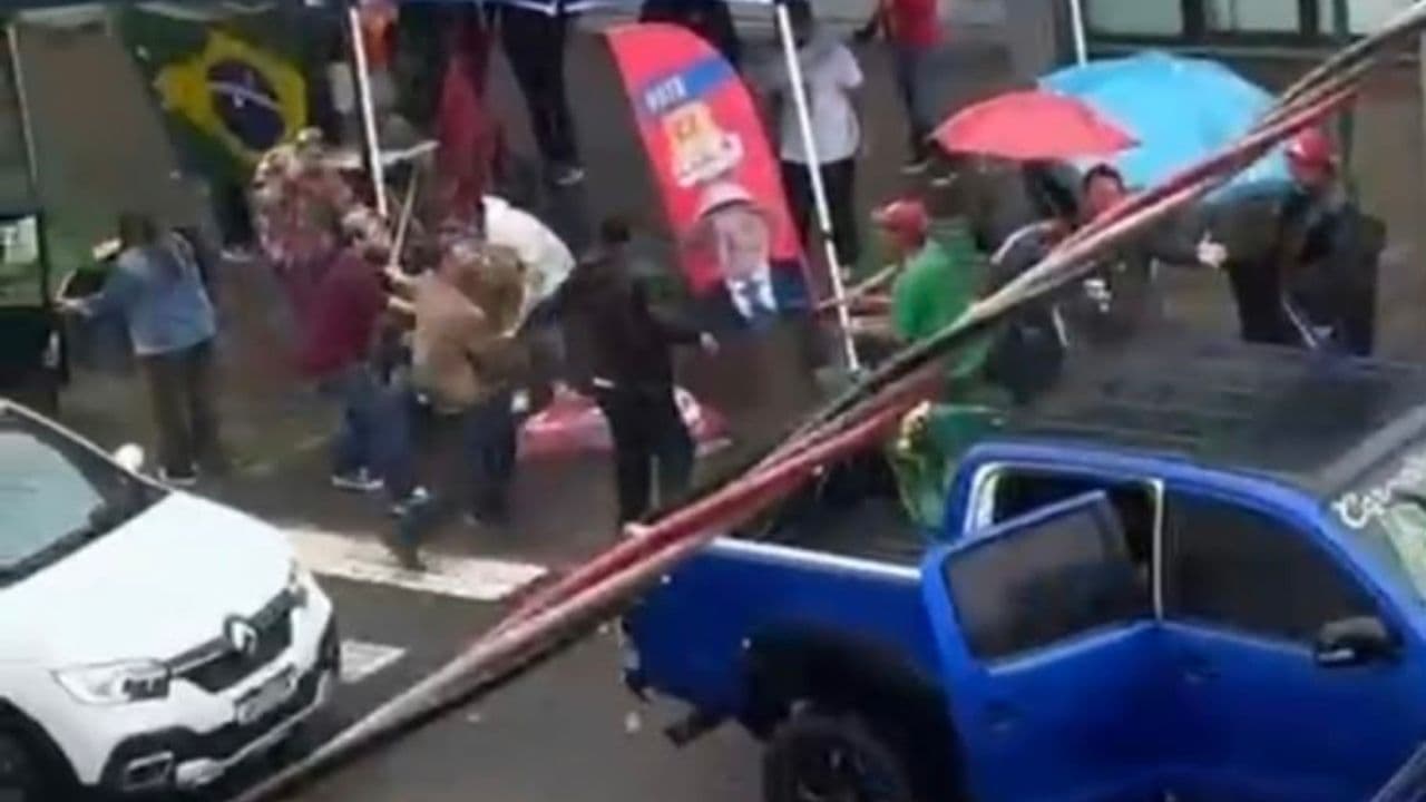 Confusão entre apoiadores do PT e de Flávio Bolsonaro é registrada no centro de Castro