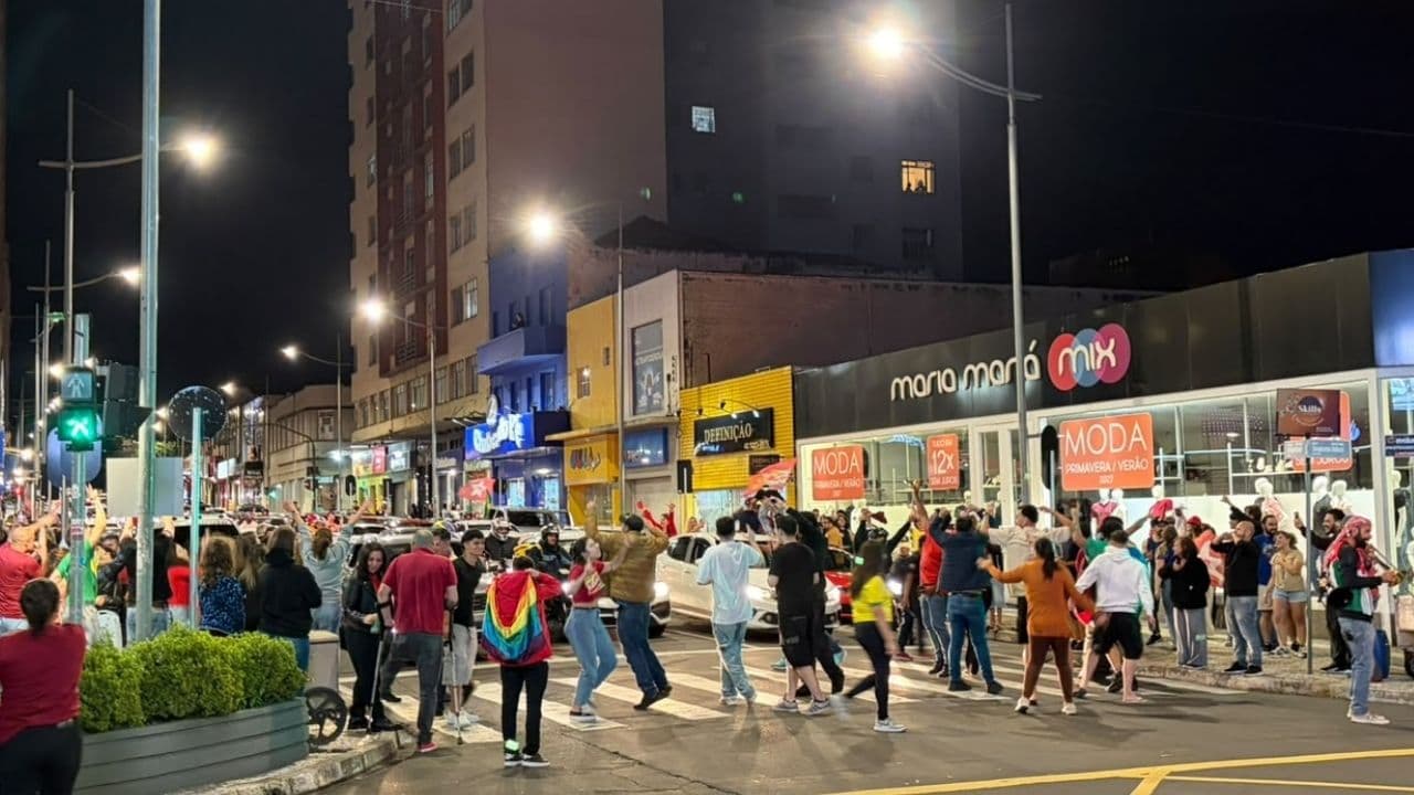 Apoiadores de Lula tomam rua de Ponta Grossa para comemorar vitória